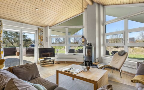 Ljuba - 1.3Km from the Sea: Diseño De Interiores, Piso, Madera, Techo, Sofá, Suelo, Sala, Mueble, Suelos De Madera, Habitación