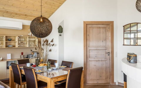 Ljuba - 1.3Km from the Sea: Mueble, Diseño De Interiores, Piso, Pared, Silla, Suelo, Madera, Techo, Lámpara, Comedor