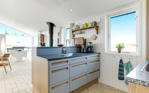 Zina - 50M from the Sea: Madera, Cocina, Piso, Mostrador, Diseño De Interiores, Gabinetes, Suelo, Mueble, Aparato De Cocina, Techo
