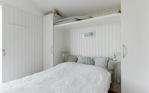 Zina - 50M from the Sea: Habitación, Cama, Madera, Sábana, Lecho, Diseño De Interiores, Suelo, Piso, Linos, Mueble