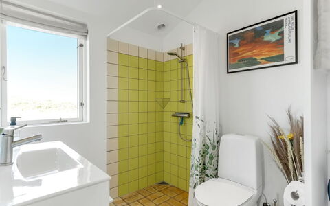 Zina - 50M from the Sea: Pared, Arreglo De Tubería, Piso, Diseño De Interiores, Suelo, Baño, Asiento Del Baño, Baño, Plomería, Lavabo
