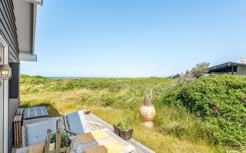 Zina - 50M from the Sea: Casa, El Terreno Del Lote, Porche, Cabaña, Inmuebles, Balcón, Eco Hotel, Villa, Yarda, Mueble Para Exteriores