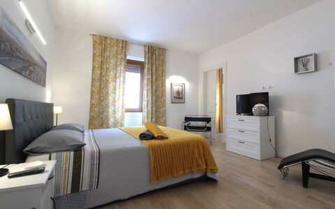 Comfort Apartment, Welness, Terrace: Mueble, Gabinetes, Comodidad, Edificio, Madera, Diseño De Interiores, Marco De La Cama, Cama, Arquitectura, Suelo