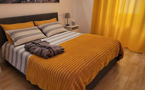 Comfort Apartment, Welness, Terrace: Mueble, Cama, Habitación, Lecho, Diseño De Interiores, Sábana, Amarillo, Linos, Madera, Suelo