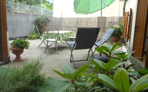 Comfort Apartment, Welness, Terrace: Planta, Mueble, Maceta, Silla, Planta De Casa, Edificio, Mueble Para Exteriores, Arquitectura, Mesa, Sombra