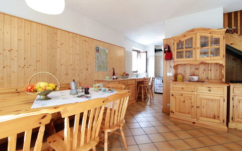 Baita a Pieve Tesino Mountain And Lake: Gabinetes, Propiedad, Mueble, Mesa, Cocina, Madera, Diseño De Interiores, Edificio, Manchas De Madera, Cajón