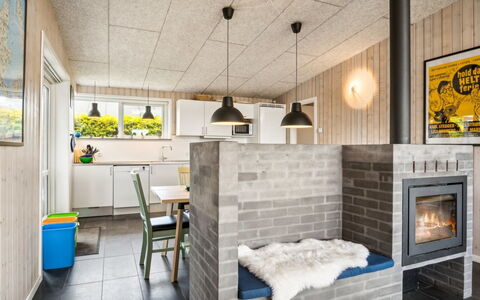 Gloria - 500M from the Sea: Pared, Piso, Madera, Diseño De Interiores, Techo, Suelo, Mueble, Habitación, Hogar, Cocina