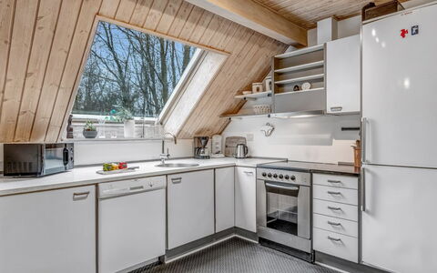 Hera: Cocina, Aparato De Cocina, Electrodoméstico, Mostrador, Madera, Estufa De Cocina, Techo, Estufa De Gas, Diseño De Interiores, Estufa