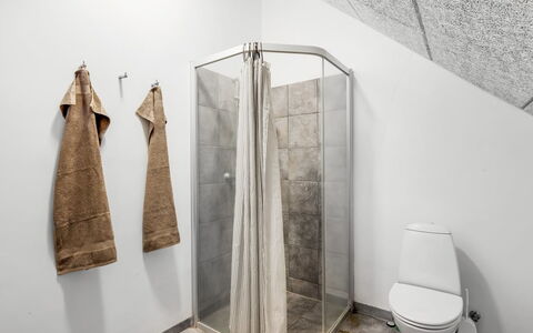 Hera: Piso, Suelo, Diseño De Interiores, Arreglo De Tubería, Techo, Habitación, Loseta, Plomería, Baño