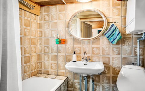 Vili - 100M from the Sea: Pared, Diseño De Interiores, Arreglo De Tubería, Baño, Piso, Suelo, Lavabo Del Baño, Plomería, Loseta, Lavabo