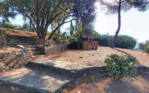 Le Belvédère D'Estelle: Árbol, El Maletero, Plantas Leñosas, Suelo, Sombra, Paisajismo, Pared De Piedra, Sombra, Pasarela