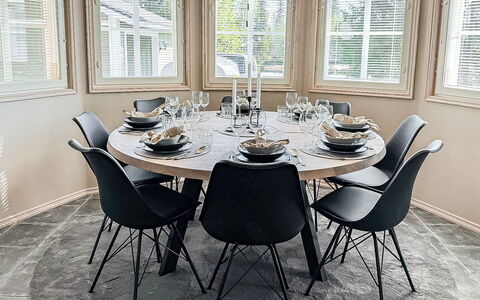 Villa Taikavuosseli: Madera, Mueble, Diseño De Interiores, Piso, Suelo, Silla, Comedor, Cocina Y Comedor Mesa, Candelabro