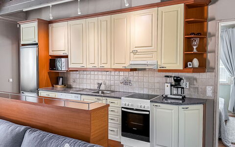 Villa Taikavuosseli: Cocina, Mueble, Gabinetes, Aparato De Cocina, Mostrador, Piso, Electrodoméstico, Diseño De Interiores, Madera, Suelo