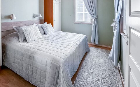 Villa Taikavuosseli: Mueble, Diseño De Interiores, Cama, Suelo, Piso, Habitación, Madera, Linos, Habitación, Lecho
