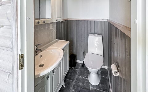 Villa Taikavuosseli: Arreglo De Tubería, Asiento Del Baño, Madera, Piso, Baño, Suelo, Baño, Lavabo, Lavabo Del Baño, Diseño De Interiores