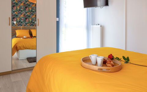 L'Indigo: Mueble, Propiedad, Comodidad, Naranja, Textil, Edificio, Diseño De Interiores, Madera, Suelo, Lámpara