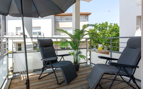 L'Indigo: Mueble, Planta, Edificio, Silla, Paraguas, Sombra, Cielo, Diseño De Interiores, Mueble Para Exteriores, Madera