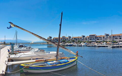 Le Barcarès 332: Barco, Azul, Agua, Watercraft, Cuerpo De Agua, Barcos Y Canotaje - Efectos Y Equipo, Camino Acuático, Verano, Centro De Deportes Acuáticos, Arquitectura Naval