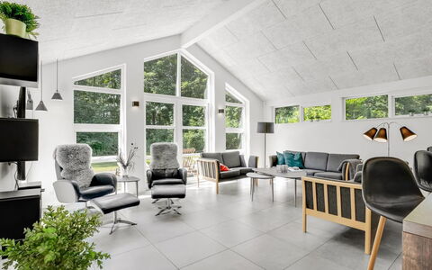 Patrice - 300M from the Sea: Piso, Mueble, Diseño De Interiores, Suelo, Madera, Techo, Sala, Silla, Encendiendo, Casa