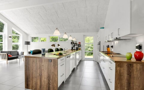 Patrice - 300M from the Sea: Cocina, Madera, Mostrador, Diseño De Interiores, Piso, Techo, Electrodoméstico, Mueble, Gabinetes, Aparato De Cocina