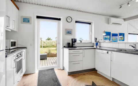 Hejdi - 650M from the Sea: Casa, Cocina, Suelos De Madera, Madera Dura, Silla, La Luz Del Día, Pintar, Mostrador, Aluminio, Tubo De Lámpara