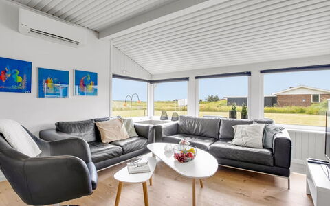 Hejdi - 650M from the Sea: Diseño De Interiores, Techo, Piso, Sofá, Suelo, Casa, Mueble, Sala, Diseño