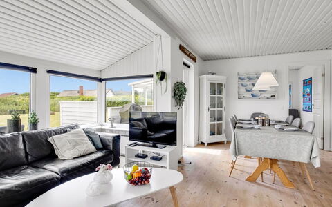 Hejdi - 650M from the Sea: Casa, Mueble, Casa, Diseño De Interiores, Techo, Puerta, Sofá, Sala, Cabaña