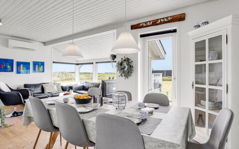 Hejdi - 650M from the Sea: Mueble, Casa, Diseño De Interiores, Casa, Silla, Techo, Cocina Y Comedor Mesa, Cabaña, Sala, Lámpara
