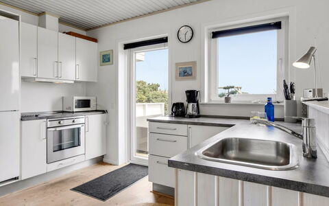 Hejdi - 650M from the Sea: Cocina, Mostrador, Madera, Aparato De Cocina, Electrodoméstico, Diseño De Interiores, Piso, Techo, Suelo, Gabinetes