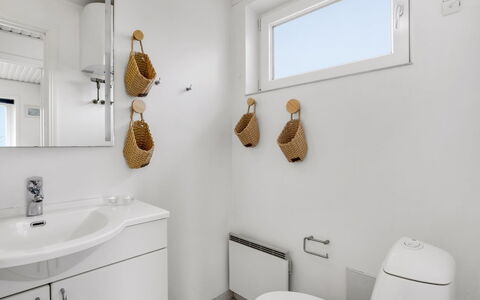 Hejdi - 650M from the Sea: Arreglo De Tubería, Diseño De Interiores, Pared, Piso, Lavabo, Suelo, Lavabo Del Baño, Baño, Baño, Grifo