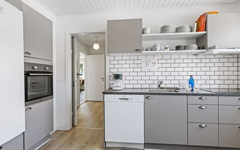Ancel - 1.5Km to the Fjord: Cocina, Mostrador, Aparato De Cocina, Gabinetes, Piso, Diseño De Interiores, Electrodoméstico, Madera, Suelo, Cajón