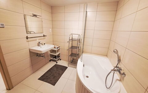Reifnitz 300: Agua, Piscina, Edificio, Casa, Diseño De Interiores, Suelo, Piso, Ocio, Ventana, Techo