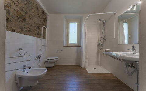 Le Casaline Di Sopra, Massa Marittima: Espejo, Grifo, Arreglo De Tubería, Bañera, Propiedad, Ventana, Lavabo, Baño, Púrpura