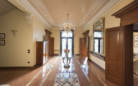 Villa Paola In Padova With Ac: Propiedad, Edificio, Madera, Marco, Salón, Diseño De Interiores, Piso, Suelo, Puerta, Pared