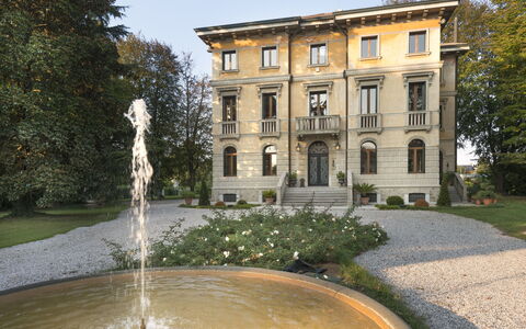 Villa Paola In Padova With Ac: Agua, Edificio, Planta, Propiedad, Cielo, Ventana, Fuente, Hierba, Árbol, Bienes Raíces