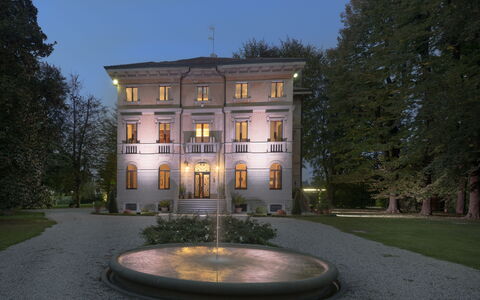 Villa Paola In Padova With Ac: Planta, Cielo, Edificio, Propiedad, Ventana, Encendiendo, Árbol, Hierba, Bienes Raíces, Punto De Referencia