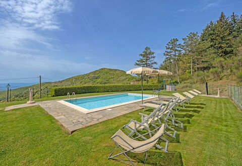La Montanina: Cielo, Agua, Planta, Nube, Paisaje Natural, Piscina, Árbol, Mueble Para Exteriores, El Terreno Del Lote, Sombra