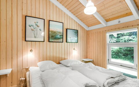 Amundi - 500M from the Sea: Madera, Habitación, Diseño De Interiores, Techo, Cama, Casa, Suelo, Lecho, Sábana, Marco De La Cama