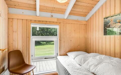 Amundi - 500M from the Sea: Madera, Habitación, Diseño De Interiores, Techo, Piso, Cama, Suelo, Casa, Marco De La Cama, Madera Dura