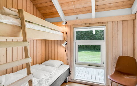 Amundi - 500M from the Sea: Madera, Habitación, Cama, Madera Dura, Manchas De Madera, Tablón, Cuarto De Troncos, Litera, Marco De La Cama, Lecho