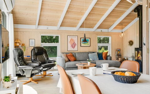 Amundi - 500M from the Sea: Diseño De Interiores, Mueble, Madera, Techo, Piso, Encendiendo, Habitación, Suelo, Sala, Lámpara