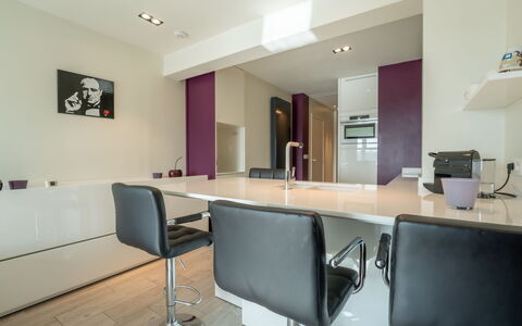 Blankenberge 370: Mueble, Mesa, Propiedad, Silla, Edificio, Escritorio, Diseño De Interiores, Piso, Suelo