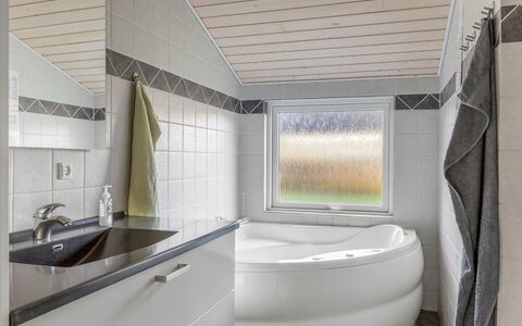 Næwe - 30Km from the Sea: Arreglo De Tubería, Piso, Diseño De Interiores, Techo, Baño, Suelo, Plomería, Grifo, Bañera, Lavabo
