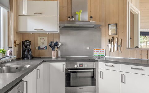 Næwe - 30Km from the Sea: Cocina, Aparato De Cocina, Mostrador, Electrodoméstico, Gabinetes, Diseño De Interiores, Electrodoméstico, Mueble, Lavabo, Piso