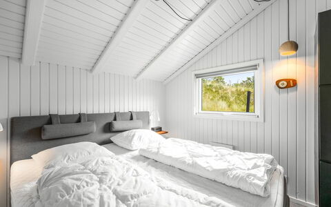 Emin - 700M from the Sea: Habitación, Madera, Lecho, Sábana, Cama, Techo, Marco De La Cama, Linos, Almohada, Diseño