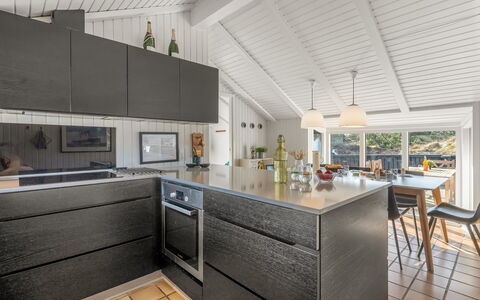 Emin - 700M from the Sea: Cocina, Piso, Madera, Mostrador, Gabinetes, Electrodoméstico, Diseño De Interiores, Aparato De Cocina, Suelo, Techo