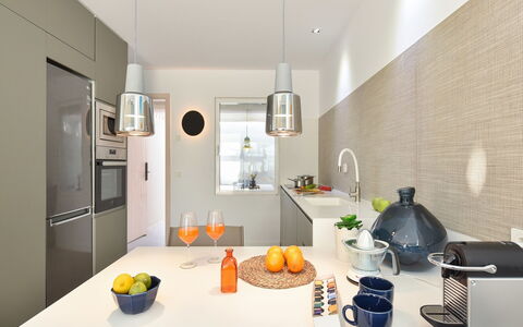 New Velsuites Ii: Propiedad, Comida, Mesa, Gabinetes, Vajilla, Diseño De Interiores, Naranja, Cocina, Suelo