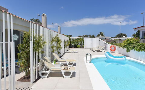 New Velsuites Ii: Cielo, Agua, Nube, Edificio, Planta, Azur, Piscina, Sombra, Mueble Para Exteriores, Condominio
