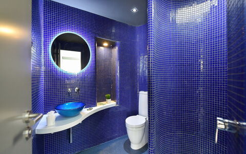 New Velsuites Ii: Espejo, Arreglo De Tubería, Propiedad, Púrpura, Azul, Baño, Lavabo, Azur, Diseño De Interiores, Arquitectura