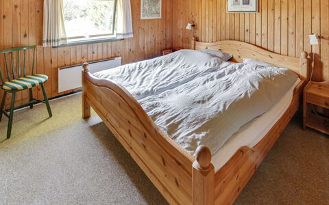 Srebrenka - 1.2Km from the Sea: Habitación, Cama, Madera, Diseño De Interiores, Mueble, Sábana, Techo, Marco De La Cama, Lecho, Suelo
